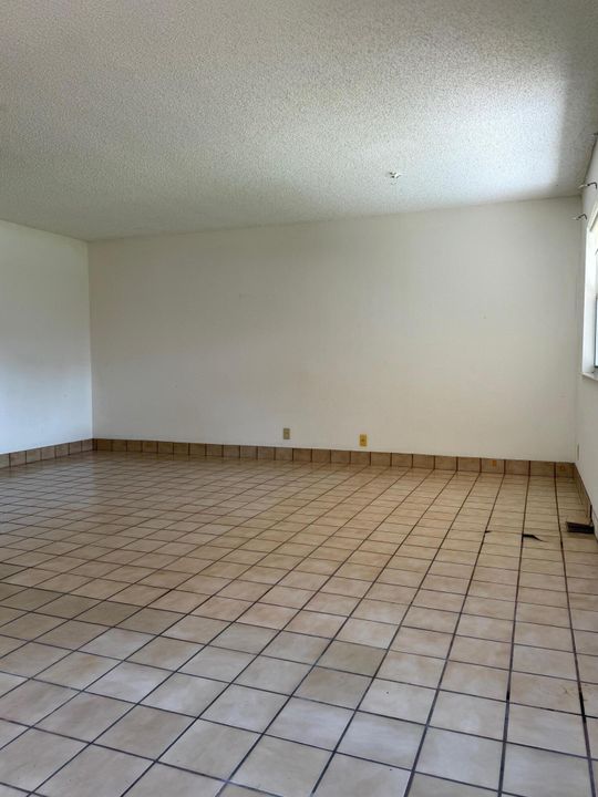 合同活跃: $69,900 (2 贝兹, 2 浴室, 880 平方英尺)