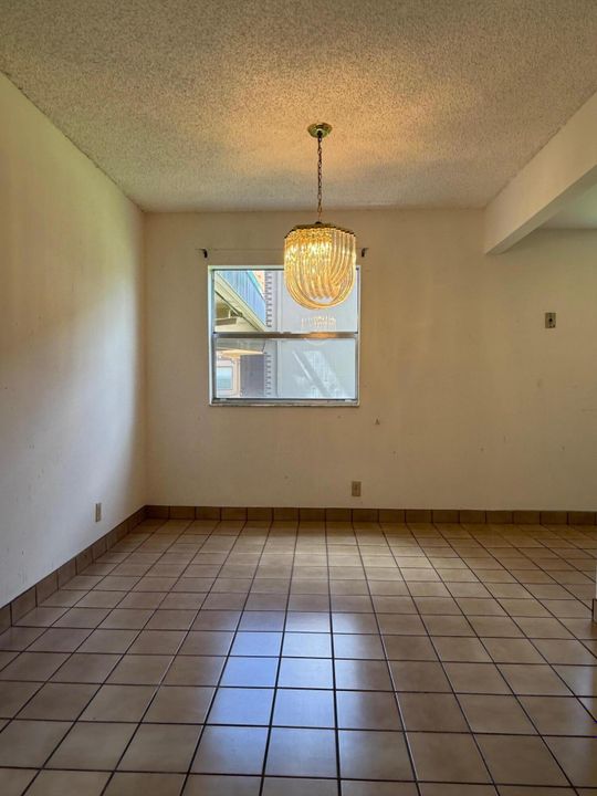 合同活跃: $69,900 (2 贝兹, 2 浴室, 880 平方英尺)