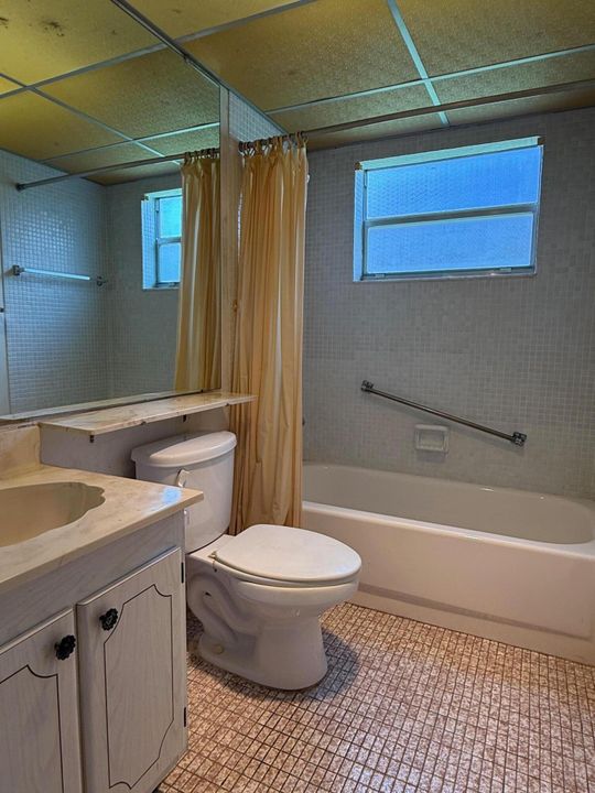 合同活跃: $69,900 (2 贝兹, 2 浴室, 880 平方英尺)