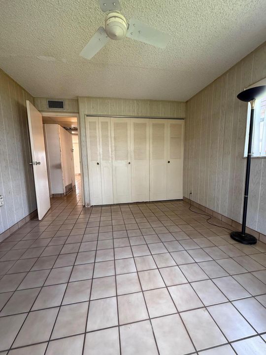 合同活跃: $69,900 (2 贝兹, 2 浴室, 880 平方英尺)