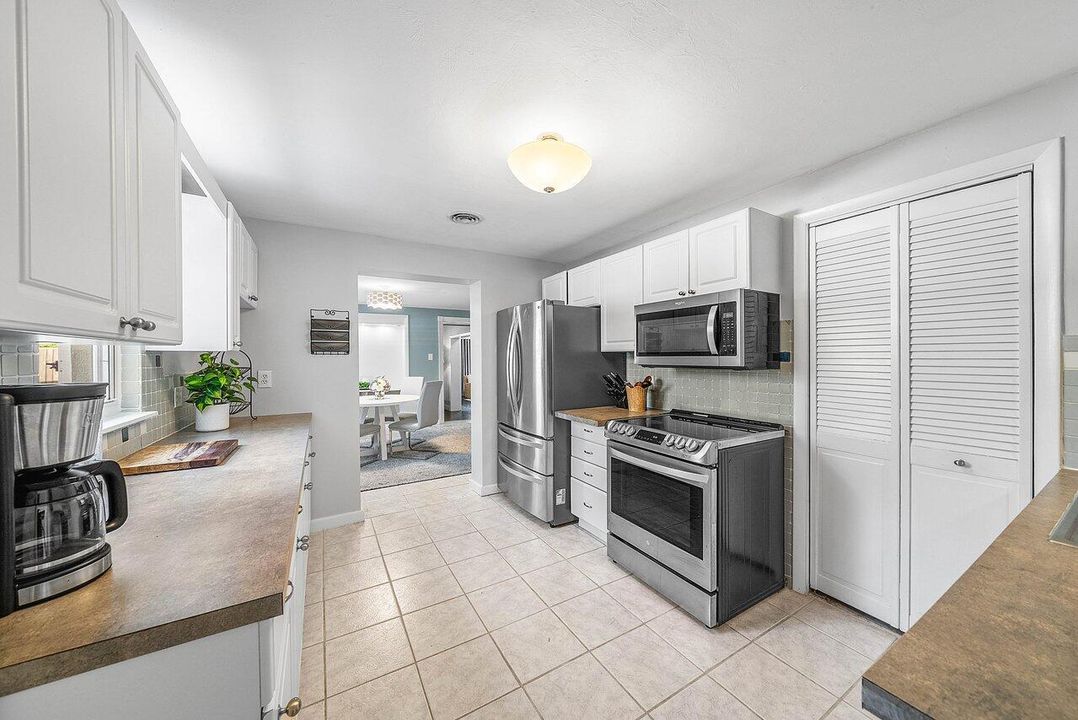 Active With Contract: $625,000 (3 beds, 2 baths, 1933 Square Feet)