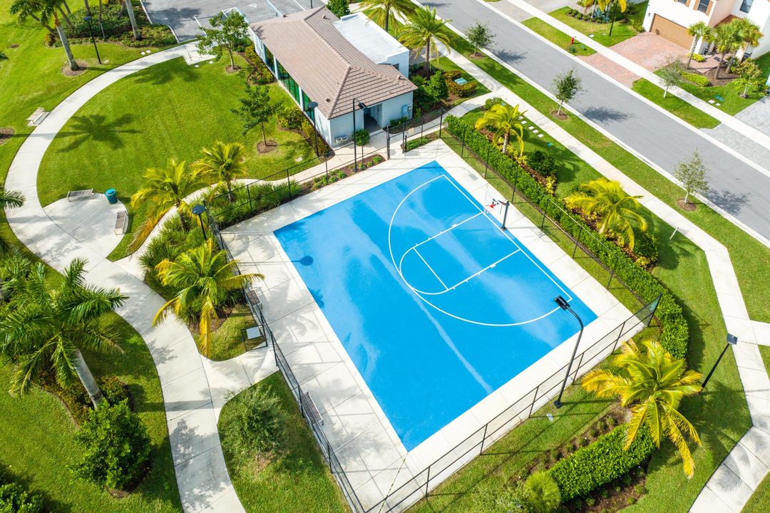 For Sale: $555,000 (4 beds, 2 baths, 1919 Square Feet)