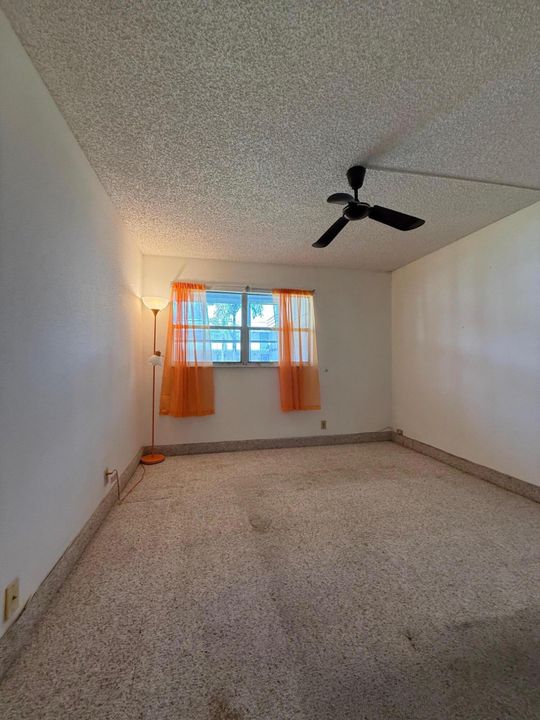 合同活跃: $69,900 (2 贝兹, 2 浴室, 880 平方英尺)