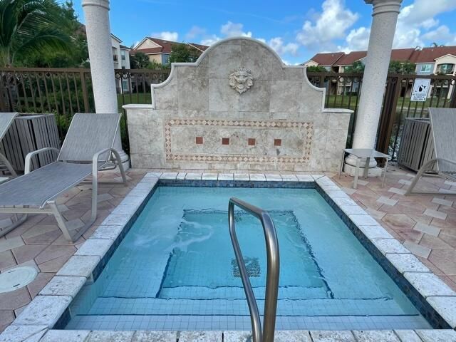 合同活跃: $3,200 (3 贝兹, 2 浴室, 1233 平方英尺)