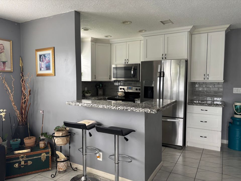 For Sale: $123,000 (1 beds, 1 baths, 646 Square Feet)