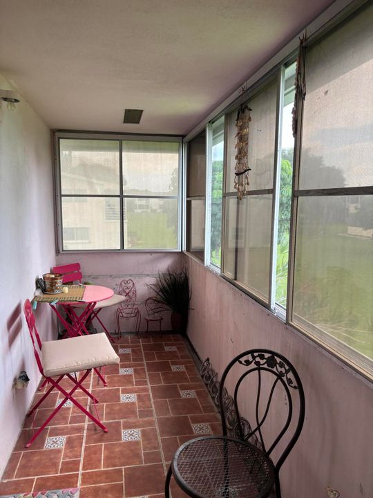 For Sale: $123,000 (1 beds, 1 baths, 646 Square Feet)