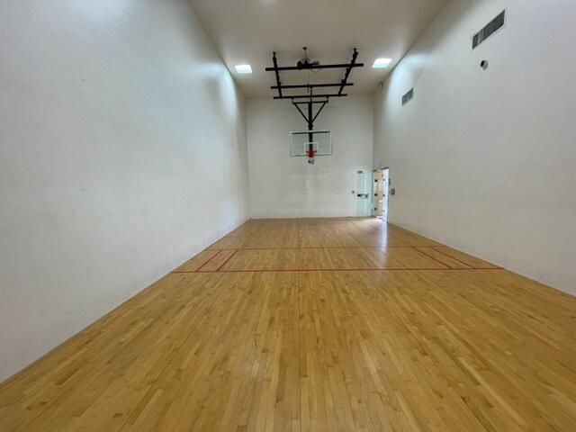 合同活跃: $3,200 (3 贝兹, 2 浴室, 1233 平方英尺)