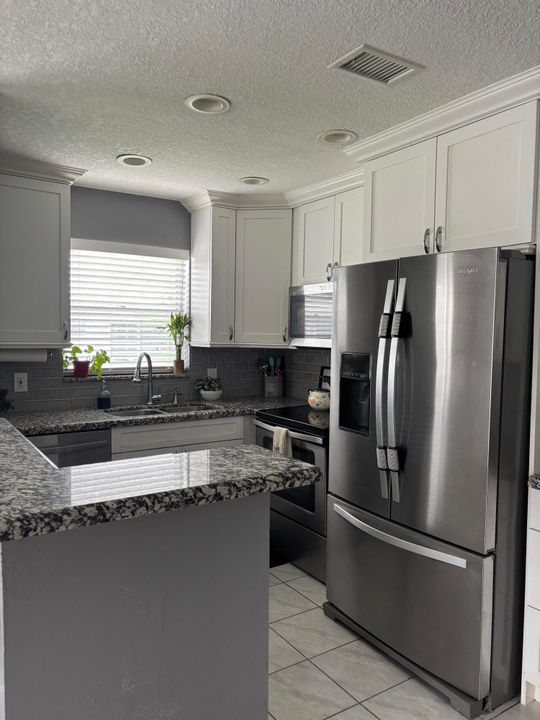 For Sale: $123,000 (1 beds, 1 baths, 646 Square Feet)