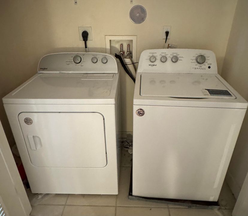 Active With Contract: $425,000 (4 beds, 3 baths, 2285 Square Feet)