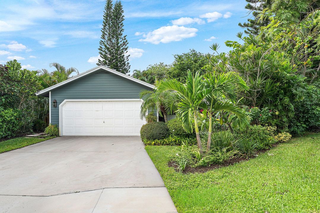 For Sale: $749,888 (3 beds, 2 baths, 1974 Square Feet)