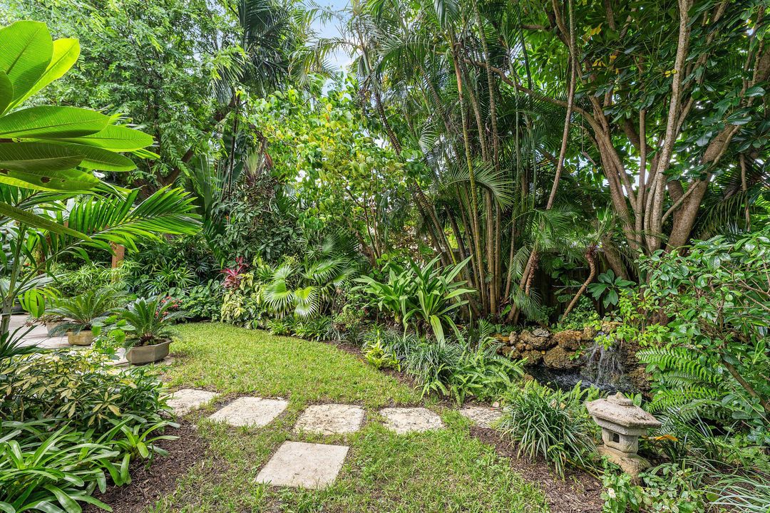 For Sale: $749,888 (3 beds, 2 baths, 1974 Square Feet)