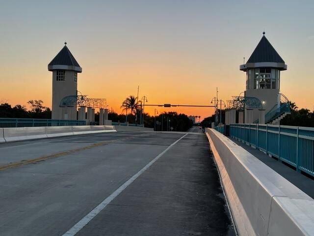 合同活跃: $3,200 (3 贝兹, 2 浴室, 1233 平方英尺)