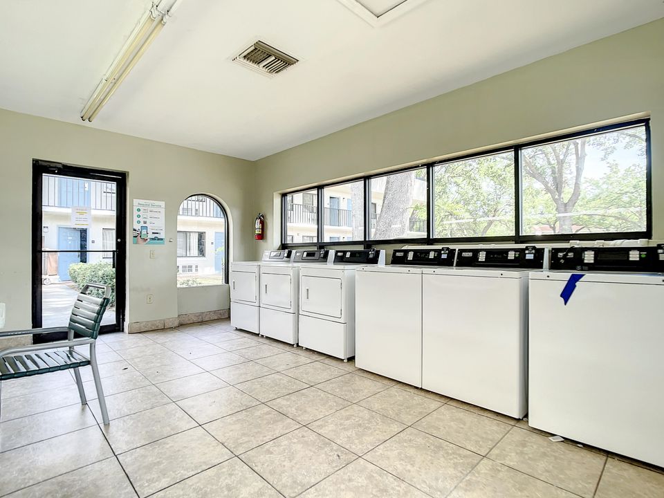 For Rent: $1,000 (0 beds, 1 baths, 275 Square Feet)