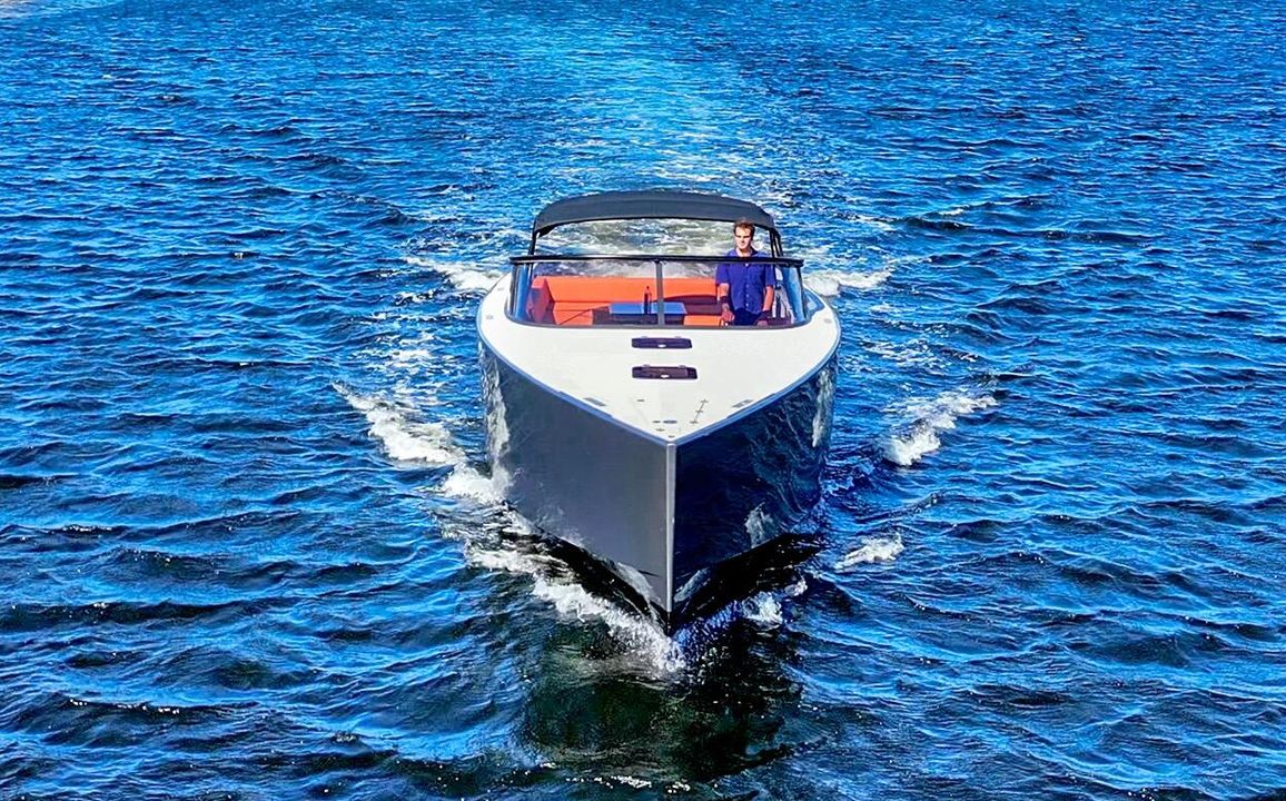 For Sale: $3,150,000 (3 beds, 2 baths, 2590 Square Feet)