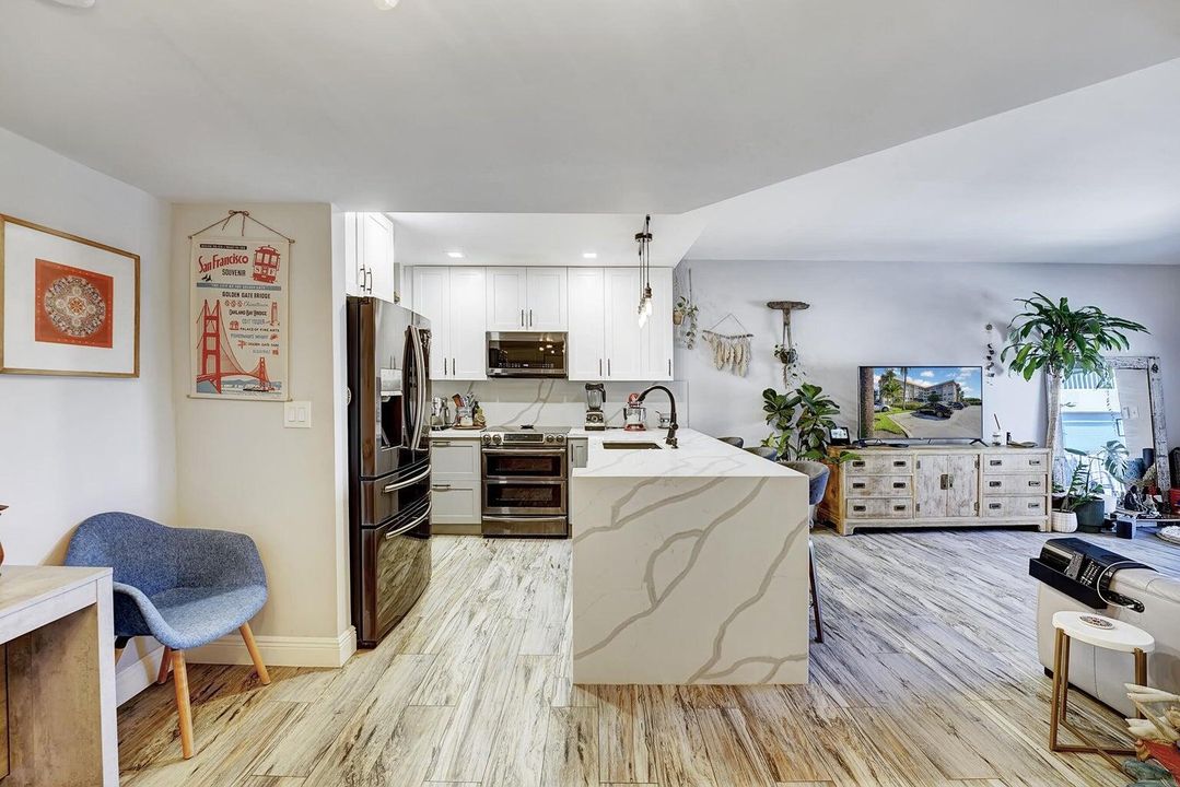 For Sale: $325,000 (2 beds, 2 baths, 945 Square Feet)