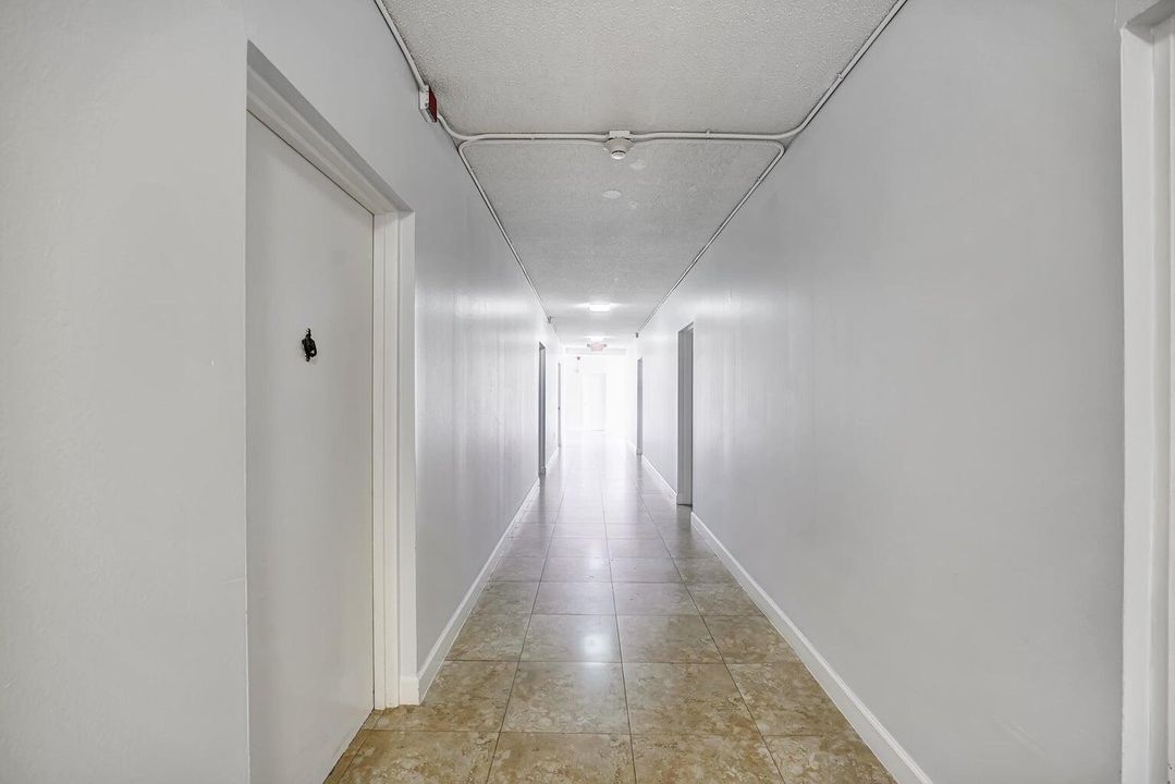 For Sale: $325,000 (2 beds, 2 baths, 945 Square Feet)