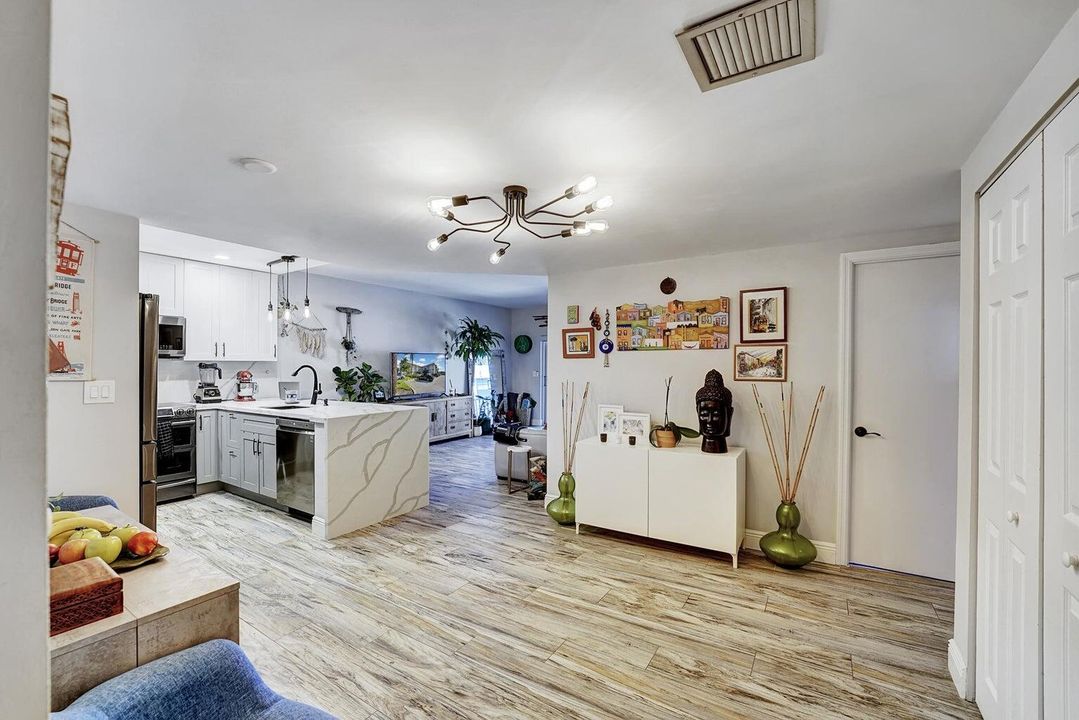 For Sale: $325,000 (2 beds, 2 baths, 945 Square Feet)