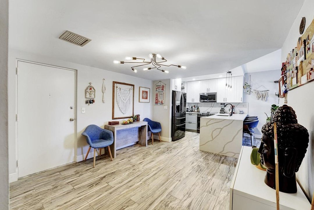 For Sale: $325,000 (2 beds, 2 baths, 945 Square Feet)