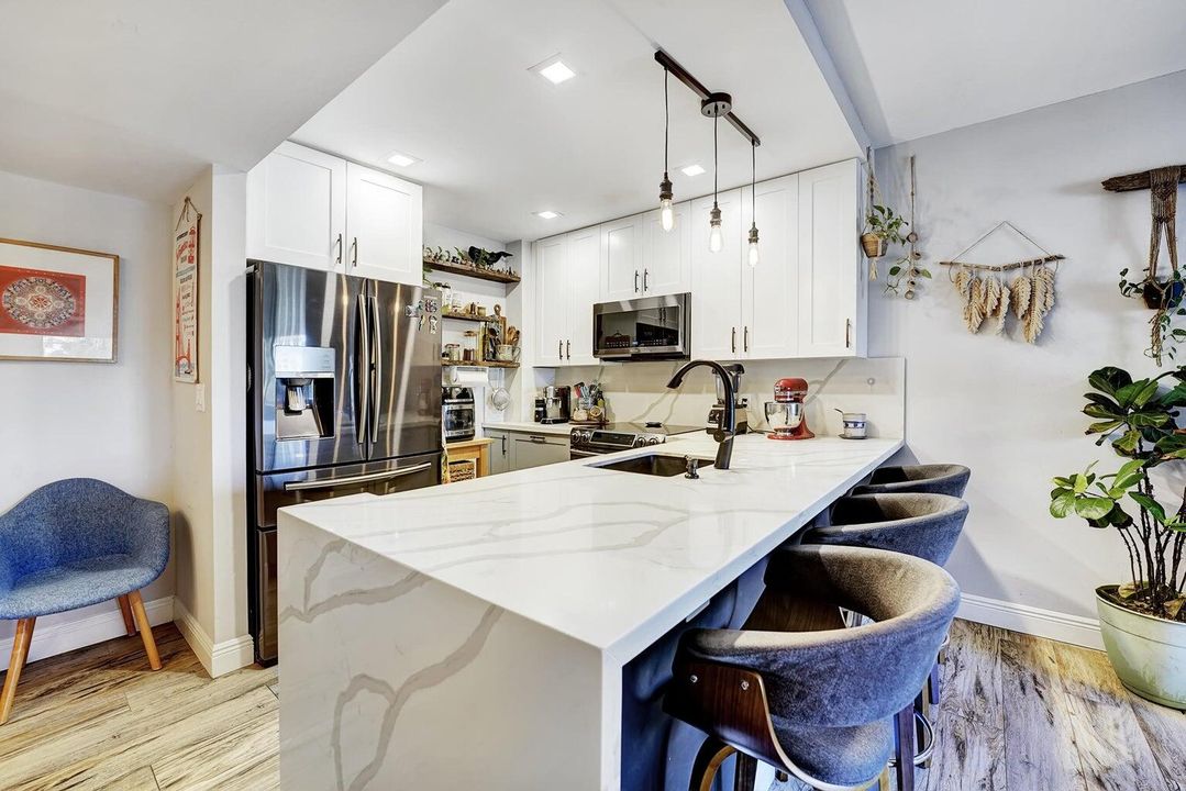 For Sale: $325,000 (2 beds, 2 baths, 945 Square Feet)