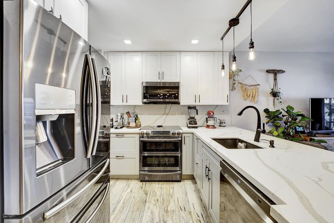 For Sale: $325,000 (2 beds, 2 baths, 945 Square Feet)