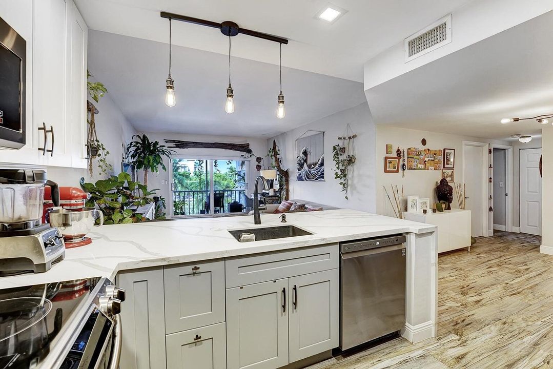 For Sale: $325,000 (2 beds, 2 baths, 945 Square Feet)