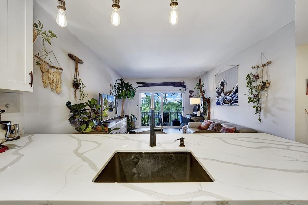 For Sale: $325,000 (2 beds, 2 baths, 945 Square Feet)