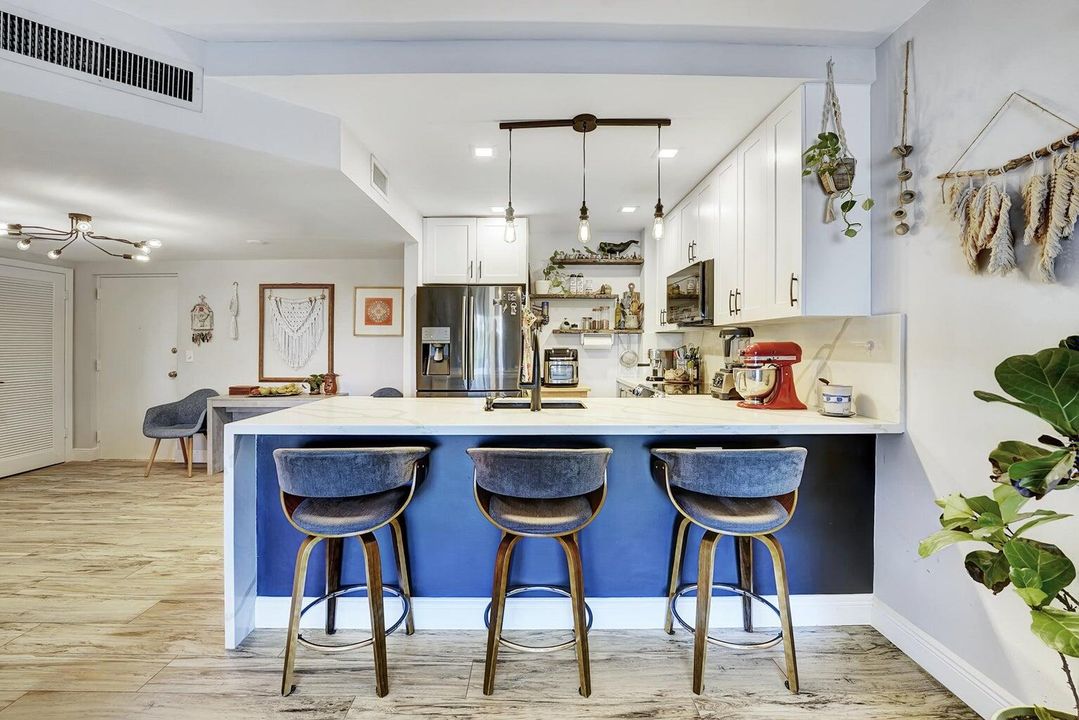 For Sale: $325,000 (2 beds, 2 baths, 945 Square Feet)