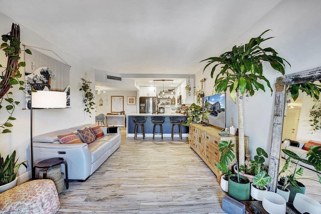 For Sale: $325,000 (2 beds, 2 baths, 945 Square Feet)