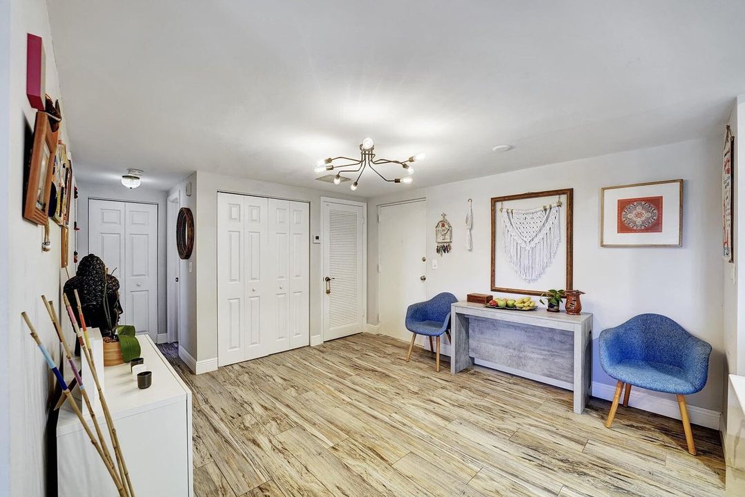 For Sale: $325,000 (2 beds, 2 baths, 945 Square Feet)