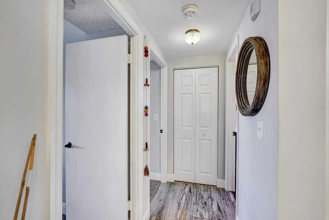 For Sale: $325,000 (2 beds, 2 baths, 945 Square Feet)