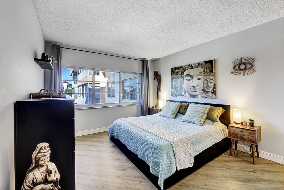 For Sale: $325,000 (2 beds, 2 baths, 945 Square Feet)