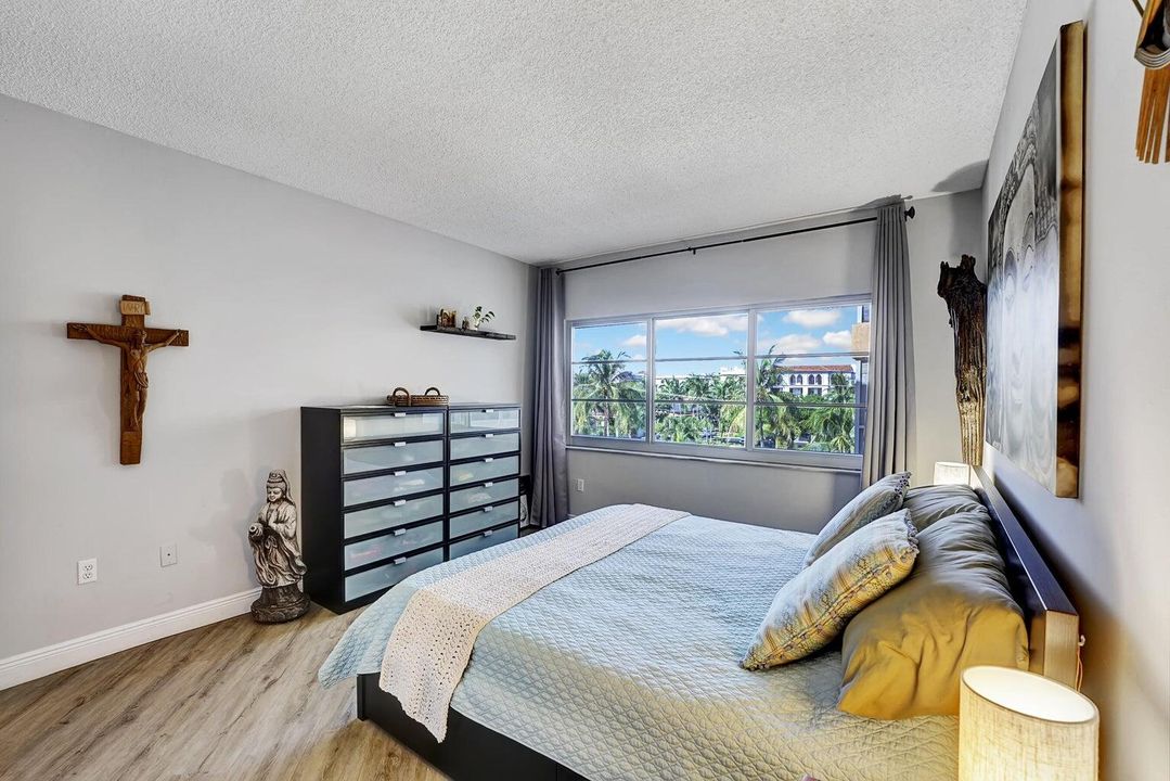 For Sale: $325,000 (2 beds, 2 baths, 945 Square Feet)