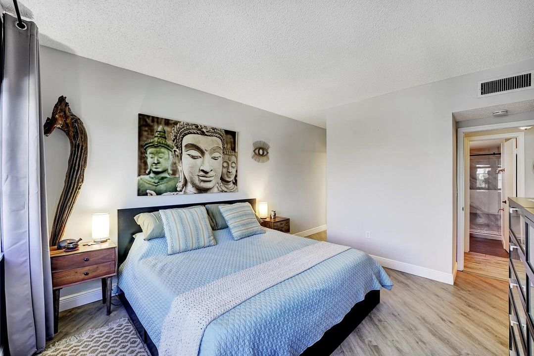 For Sale: $325,000 (2 beds, 2 baths, 945 Square Feet)