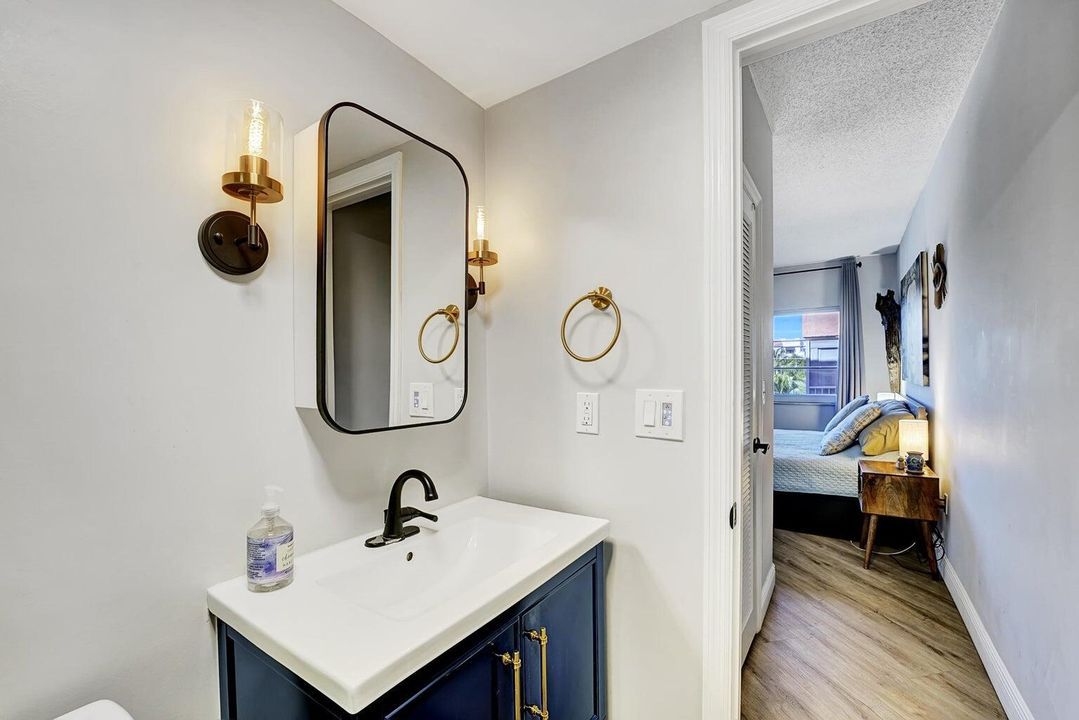 For Sale: $325,000 (2 beds, 2 baths, 945 Square Feet)