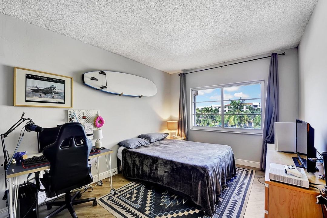 For Sale: $325,000 (2 beds, 2 baths, 945 Square Feet)