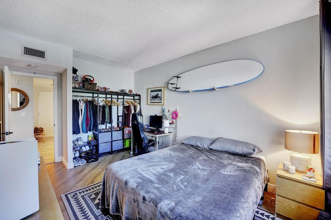 For Sale: $325,000 (2 beds, 2 baths, 945 Square Feet)