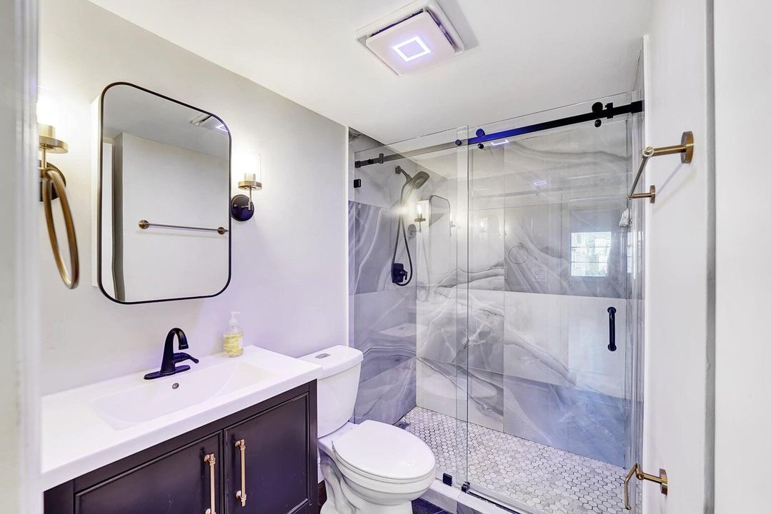 For Sale: $325,000 (2 beds, 2 baths, 945 Square Feet)