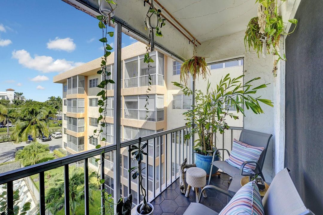 For Sale: $325,000 (2 beds, 2 baths, 945 Square Feet)