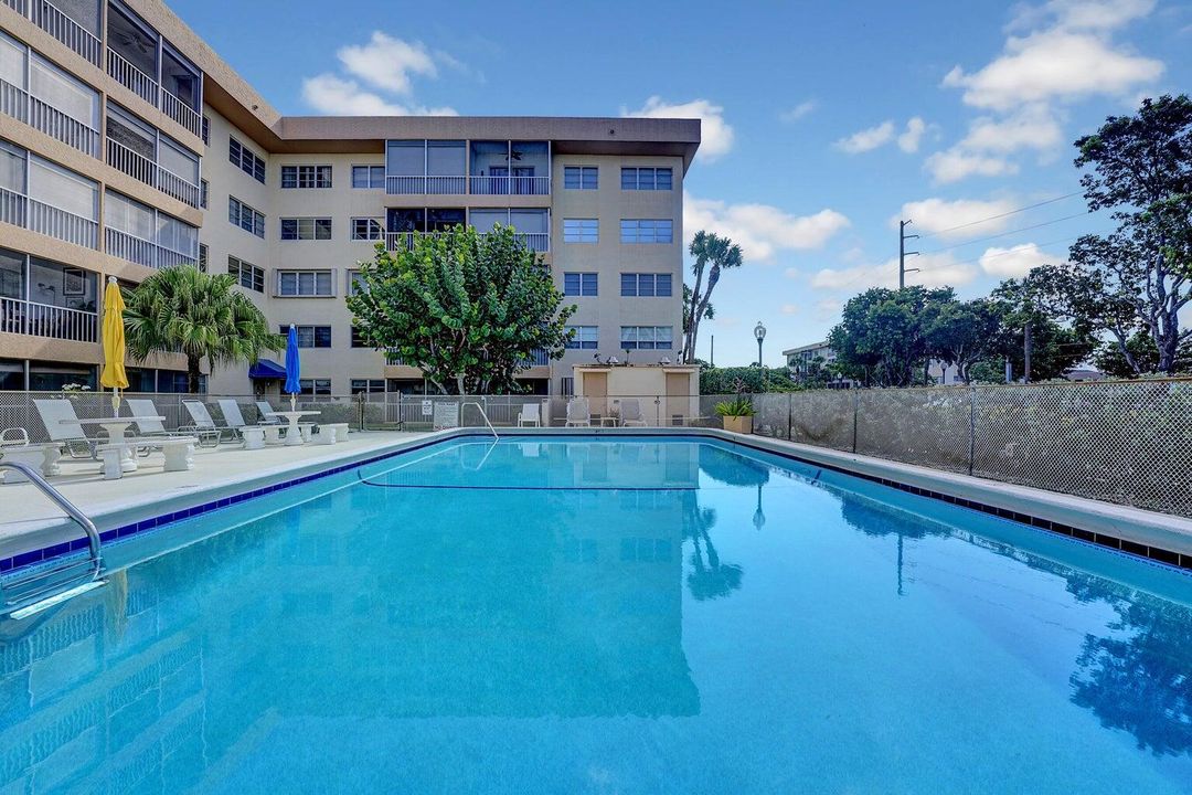 For Sale: $325,000 (2 beds, 2 baths, 945 Square Feet)