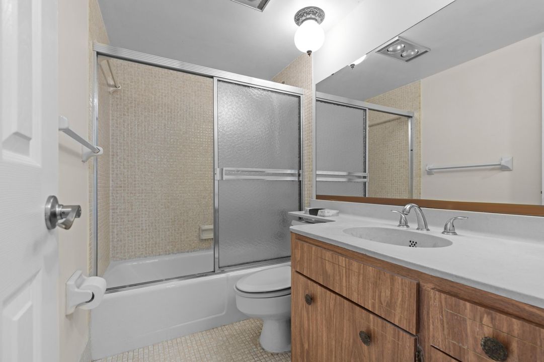 Activo con contrato: $250,000 (2 camas, 2 baños, 990 Pies cuadrados)