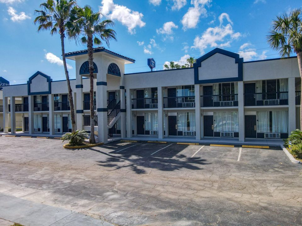 For Rent: $1,000 (0 beds, 1 baths, 275 Square Feet)