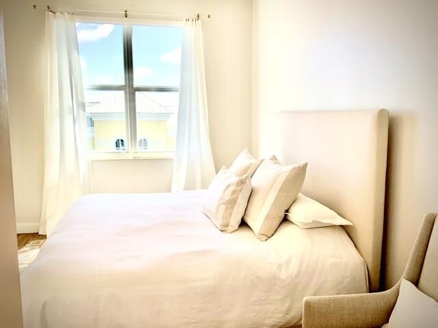 For Rent: $4,495 (2 beds, 2 baths, 1000 Square Feet)