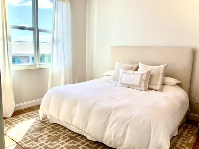 For Rent: $4,495 (2 beds, 2 baths, 1000 Square Feet)