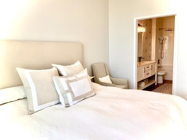 For Rent: $4,495 (2 beds, 2 baths, 1000 Square Feet)