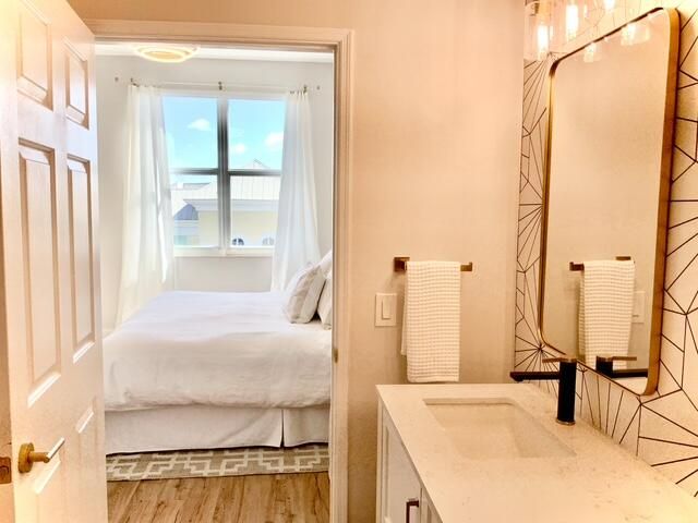 For Rent: $4,495 (2 beds, 2 baths, 1000 Square Feet)