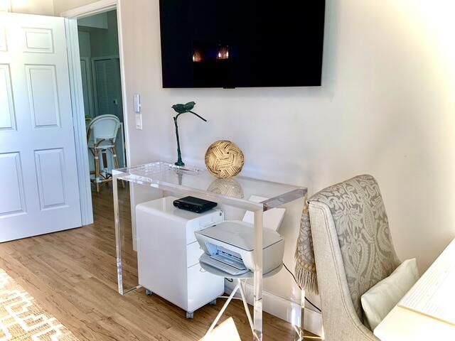 For Rent: $4,495 (2 beds, 2 baths, 1000 Square Feet)