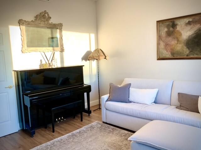 For Rent: $4,495 (2 beds, 2 baths, 1000 Square Feet)