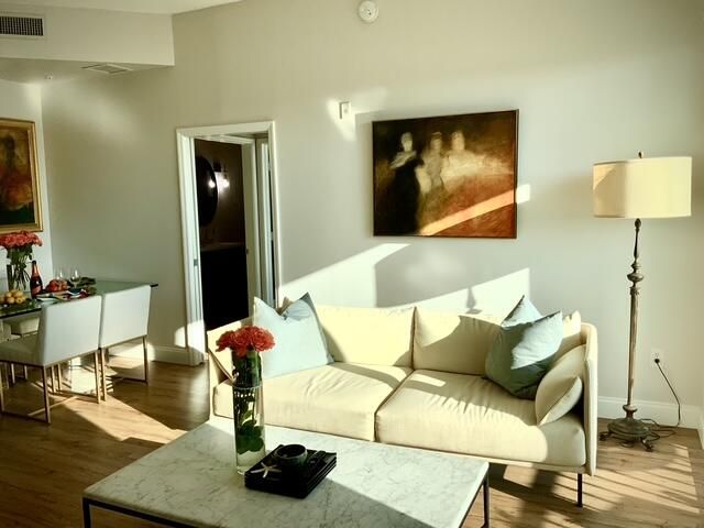 For Rent: $4,495 (2 beds, 2 baths, 1000 Square Feet)