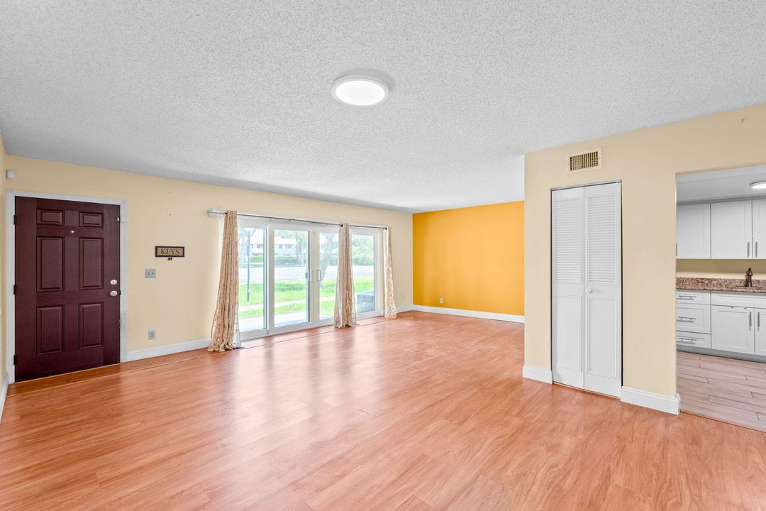 合同活跃: $225,000 (2 贝兹, 2 浴室, 1475 平方英尺)