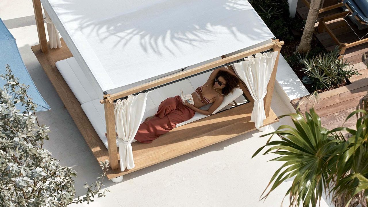 For Sale: $5,575,000 (2 beds, 2 baths, 2031 Square Feet)